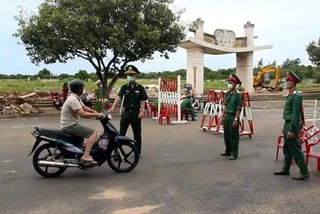 Chốt kiểm soát người và phương tiện ra vào “vùng đỏ” thuộc xã Tam Thanh, huyện đảo Phú Quý (Bình Thuận).