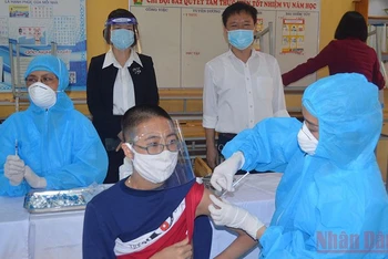 Tiêm vaccine ngừa Covid-19 cho học sinh ở Thái Bình.