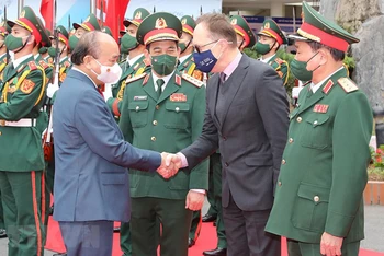 Chủ tịch nước Nguyễn Xuân Phúc tới thăm, làm việc tại Trung tâm Nhiệt đới Việt-Nga. (Ảnh: TTXVN)