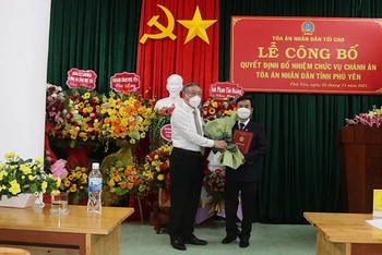 Chánh án Tòa án nhân dân tối cao Nguyễn Hòa Bình trao quyết định điều động và bổ nhiệm Chánh án Tòa án nhân dân tỉnh Phú Yên cho đồng chí Trần Huy Đức.