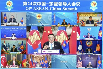 Thủ tướng Trung Quốc Lý Khắc Cường (giữa) dự Hội nghị Cấp cao ASEAN-Trung Quốc lần thứ 24 diễn ra dưới hình thức trực tuyến, ngày 26/10/2021. Ảnh: THX/TTXVN