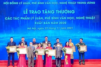 Đại diện 13 cơ quan, đơn vị nhận tặng thưởng lĩnh vực lý luận, phê bình văn học, nghệ thuật năm 2020.