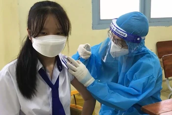 Tiêm vaccine cho học sinh quận Ninh Kiều, TP Cần Thơ.
