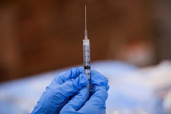 Nhân viên y tế chuẩn bị liều tiêm vaccine Covid-19 Pfizer tại một trung tâm chủng ngừa ở Valley Stream, New York, Mỹ, ngày 23/2/2021. (Ảnh: Reuters)