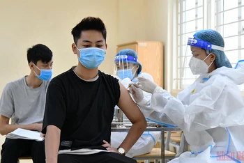 Tiêm vaccine phòng Covid-19 cho học sinh THPT tại Hà Nội. (Ảnh: Thủy Nguyên)