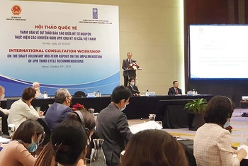 Quang cảnh Hội thảo quốc tế tham vấn về dự thảo Báo cáo giữa kỳ tự nguyện thực hiện các khuyến nghị theo Cơ chế rà soát định kỳ phổ quát (UPR) chu kỳ III của Việt Nam.