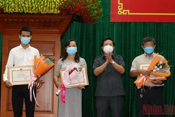 Đồng chí Lê Ngọc Tuấn, Chủ tịch Ủy ban nhân dân tỉnh Kon Tum, trao Bằng khen cho các tập thể, cá nhân.
