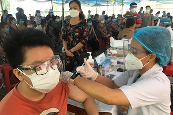 Tỉnh Bến Tre tập trung tiêm vaccine phòng Covid-19 cho người dân.