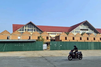 Dãy ki-ốt xây dựng sai phép ngay trước chợ trung tâm TP Bảo Lộc, Lâm Đồng.