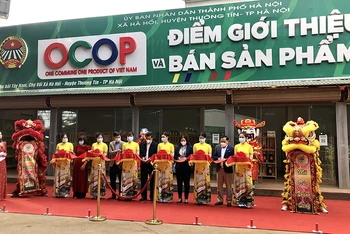 Cắt băng khai trương Điểm Giới thiệu, quảng bá và bán sản phẩm OCOP trên địa bàn huyện Thường Tín, Hà Nội.
