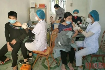 Học sinh Trường THCS Vĩnh Xá, xã Vĩnh Xá, huyện Kim Động, tỉnh Hưng Yên được tiêm vaccine phòng Covid-19. (Ảnh: PHẠM VĂN HÀ)