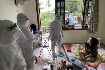 Giám đốc Sở Y tế Điện Biên kiểm tra các cá nhân ở tổ 9, phường Tân Thanh (thành phố Điện Biên Phủ) cách ly y tế tại nhà.