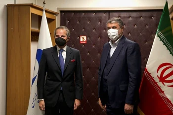 Tổng giám đốc IAEA Rafael Grossi và Giám đốc AEOI Mohammad Eslami tại cuộc gặp ở Tehran, Iran. (Ảnh: Reuters)