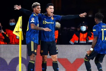 Ronaldo (giữa) lại ghi bàn để giúp M.U đi tiếp. (Nguồn: Getty Images/TTXVN)