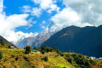 Nepal vào thu, những thửa ruộng bậc thang vùng Gandaki mang nhiều nét tương đồng với quang cảnh ở miền núi phía bắc Việt Nam. Chỉ có điều bao quanh chúng là vô số rặng tuyết sơn hùng vĩ. 