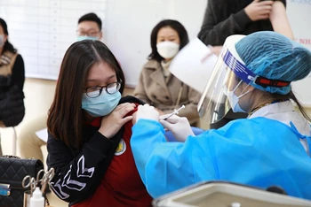 Tiêm vaccine phòng Covid-19 cho học sinh trường Phan Huy Chú. (Ảnh: DUY LONG)