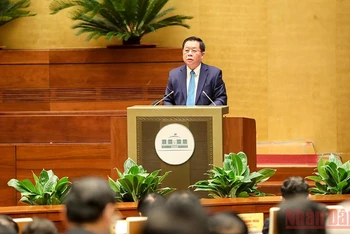 Bí thư Trung ương Đảng, Trưởng Ban Tuyên giáo Trung ương Nguyễn Trọng Nghĩa trình bày báo cáo tại Hội nghị. (Ảnh: Đăng Khoa)