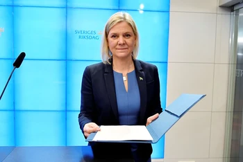 Thủ tướng Thuỵ Điển vừa được bầu Magdalena Andersson tham dự cuộc họp báo tại Stockholm, ngày 24/11. (Ảnh: Reuters)