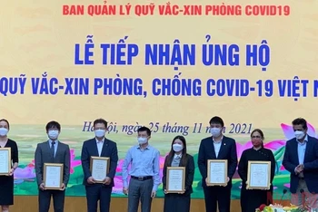 Đại diện Tập đoàn G.A. Consultants Nhật Bản tại Việt Nam ủng hộ 100 nghìn USD cho Quỹ Vaccine phòng, chống Covid-19.