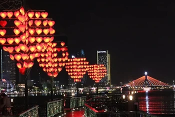 Cầu sông Hàn thắp sáng màu cam hưởng ứng Chiến dịch toàn cầu “16 Ngày hành động xóa bỏ bạo lực trên cơ sở giới”. (Ảnh: UN Women)