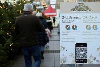 Biển nhắc thực hiện quy định 2G tại lối vào chợ Giáng sinh ở Đức, tháng 11/2021. (Ảnh: Reuters)