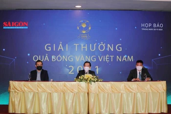 Đại diện của Ban tổ chức, nhà tài trợ chính cùng đại diện Liên đoàn Bóng đá Việt Nam trả lời phỏng vấn. (Ảnh: VFF)