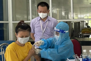Trung tâm Kiểm soát bệnh tật Quảng Bình tổ chức tiêm vaccine cho công nhân tại thành phố Đồng Hới.