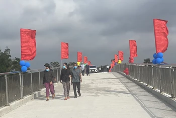 Niềm vui của người dân xóm Đồng Min trong ngày đưa cầu Đông Yên 3 vào sử dụng. (Ảnh: HIỂN CỪ)