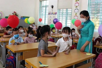 Cô và trò Trường Tiểu học Sông Đà trước ngày nghỉ học trực tiếp để chuyển sang hình thức dạy và học trực tuyến.