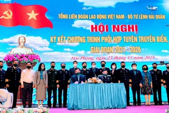 Lãnh đạo Bộ Tư lệnh Quân chủng Hải quân và Tổng Liên đoàn Lao động Việt Nam ký kết chương trình phối hợp tuyên truyền biển đảo giai đoạn 2021-2026 và các năm tiếp theo. 