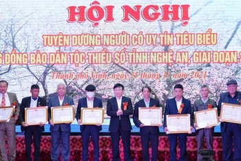 Trao Bằng khen của Chủ tịch UBND tỉnh Nghệ An cho các cá nhân tiêu biểu. (Ảnh: Thành Cường)