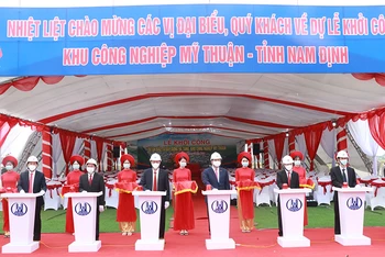 Các đại biểu bấm nút khởi công xây dựng hạ tầng khu công nghiệp Mỹ Thuận.