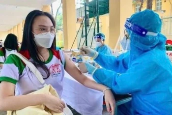 Tiêm vaccine phòng Covid-19 cho học sinh quận Ninh Kiều, TP Cần Thơ.