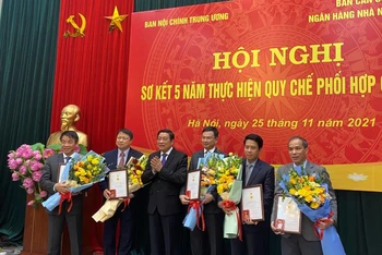 Đồng chí Phan Đình Trạc trao Kỷ niệm chương Vì sự nghiệp Nội chính Đảng tặng lãnh đạo Ngân hàng Nhà nước Việt Nam.