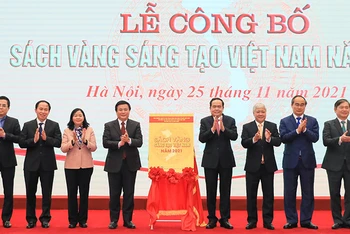 Lãnh đạo Đảng, Nhà nước, Quốc hội, Mặt trận Tổ quốc Việt Nam, các cơ quan liên quan thực hiện nghi thức công bố Sách vàng Sáng tạo Việt Nam năm 2021. (Ảnh: Quang Vinh)
