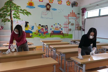 Giáo viên Trường tiểu học Lê Lợi, thành phố Hà Giang vệ sinh trường lớp trước khi đón học sinh đến trường sau thời gian nghỉ dịch.