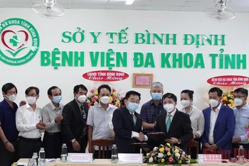 Bệnh viện Đại học Y Hà Nội và Bệnh viện Đa khoa tỉnh Bình Định ký kết biên bản hợp trong khám, chữa bệnh.