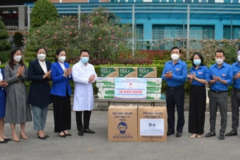 Đoàn viên tỉnh Thái Bình tặng quà Bệnh viện Nhi của tỉnh.