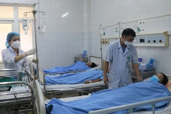 Các y, bác sĩ Bệnh viện Đa khoa tỉnh Thanh Hóa chăm sóc bệnh nhân gặp phản ứng sau tiêm chủng.