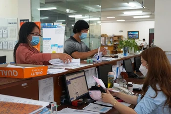 Cơ quan Bảo hiểm xã hội Thành phố Hồ Chí Minh nhận hồ sơ của người lao động giải quyết hỗ trợ từ Quỹ Bảo hiểm thất nghiệp.