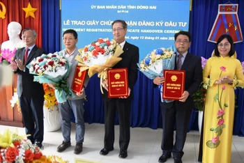 Lãnh đạo tỉnh Đồng Nai trao giấy chứng nhận đầu tư cho doanh nghiệp FDI hồi tháng 1/2021.