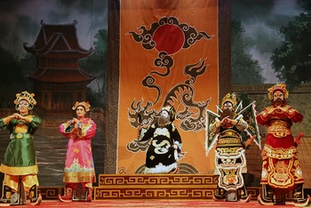 Một cảnh trong vở diễn Võ Tam Tư (Nhà hát Tuồng Việt Nam) phát sóng trên truyền hình cổ vũ nhân dân vượt qua đại dịch Covid-19. 