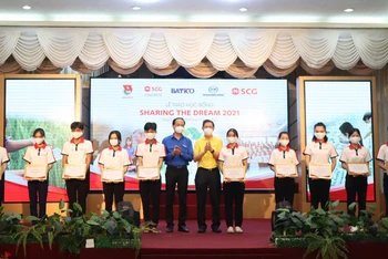 Trao học bổng cho 50 học sinh trung học phổ thông tỉnh Long An có hoàn cảnh khó khăn bị ảnh hưởng bởi dịch Covid-19.
