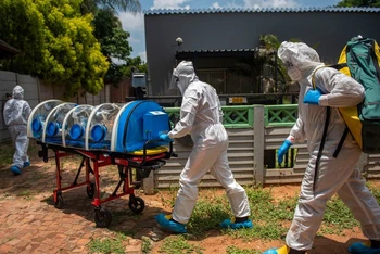 Nhân viên y tế của một đơn vị về bệnh truyền nhiễm ở Nam Phi, quốc gia đang chứng kiến sự lây lan của một biến thể mới của virus SARS-CoV-2. (Ảnh: Getty)