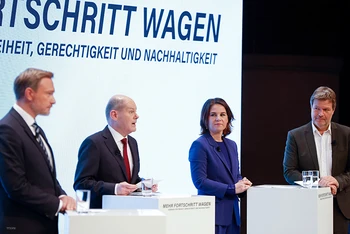 Lãnh đạo đảng FDP Christian Lindner, ứng viên Thủ tướng của đảng SPD Olaf Scholz, đồng lãnh đạo đảng Xanh Annalena Baerbock và Robert Habeck. (Ảnh: AFP/TTXVN)