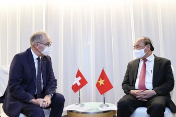 Chủ tịch nước Nguyễn Xuân Phúc và Tổng thống Liên bang Thụy Sĩ Guy Parmelin trong cuộc gặp tại New York (Mỹ) tháng 9/2021 - (Ảnh: TTXVN)