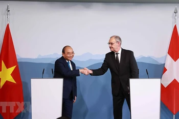 Chủ tịch nước Nguyễn Xuân Phúc và Tổng thống Thụy Sĩ Guy Parmelin đồng chủ trì họp báo. (Ảnh: TTXVN)