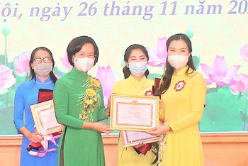 Lãnh đạo Ban Tuyên giáo Thành uỷ Hà Nội trao giải Nhất cho thí sinh Nguyễn Thị Phương Thêm.