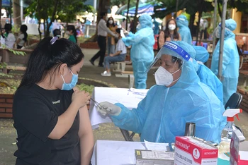 Tiêm vaccine cho học sinh TP Hồ Chí Minh. 