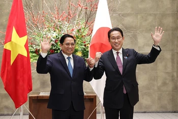 Thủ tướng Nhật Bản Kishida Fumio đón Thủ tướng Phạm Minh Chính. (Ảnh: Dương Giang/TTXVN)
